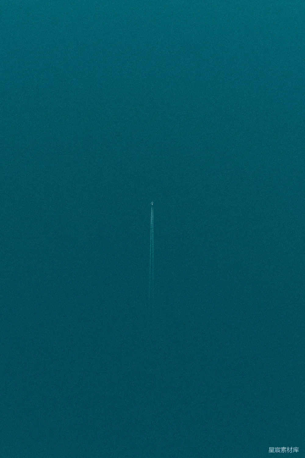 高清摄影 壁纸 一架飞机在海洋上方的天空中飞行。