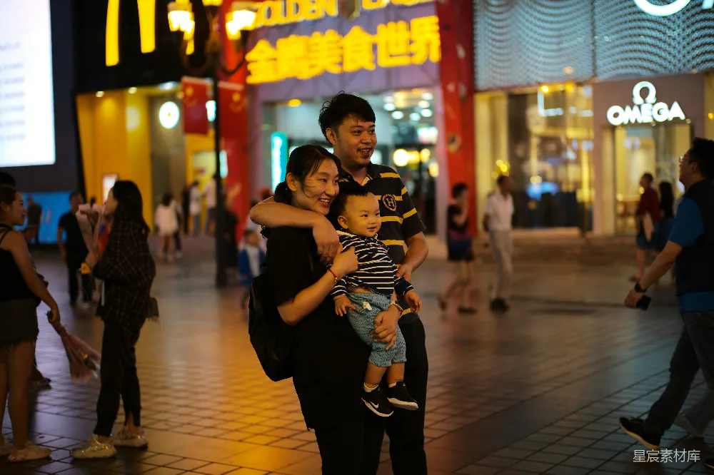 高清摄影  一家人在城市街道上摆姿势拍照