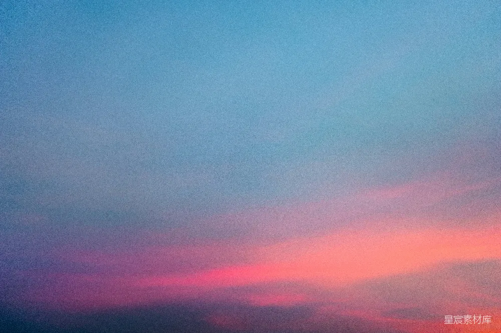 高清摄影  蓝天映衬着橙色的天空，在夕阳下显得格外美丽。