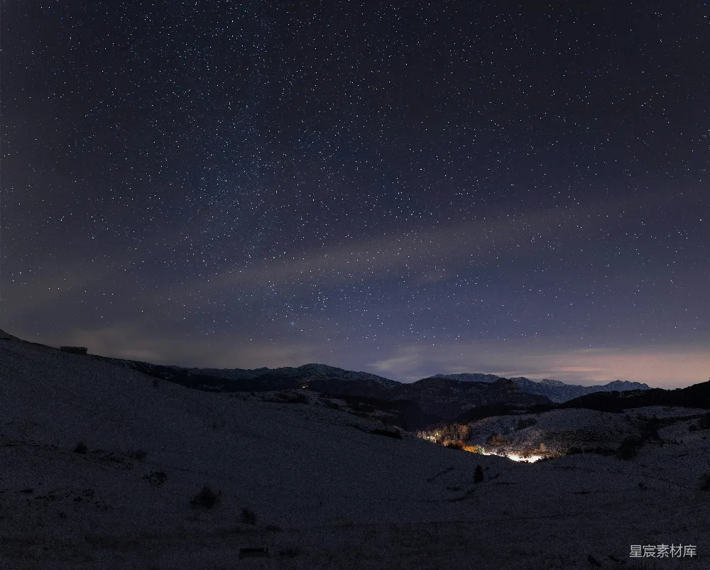高清摄影  夜空下，星星闪烁在皑皑雪山之上