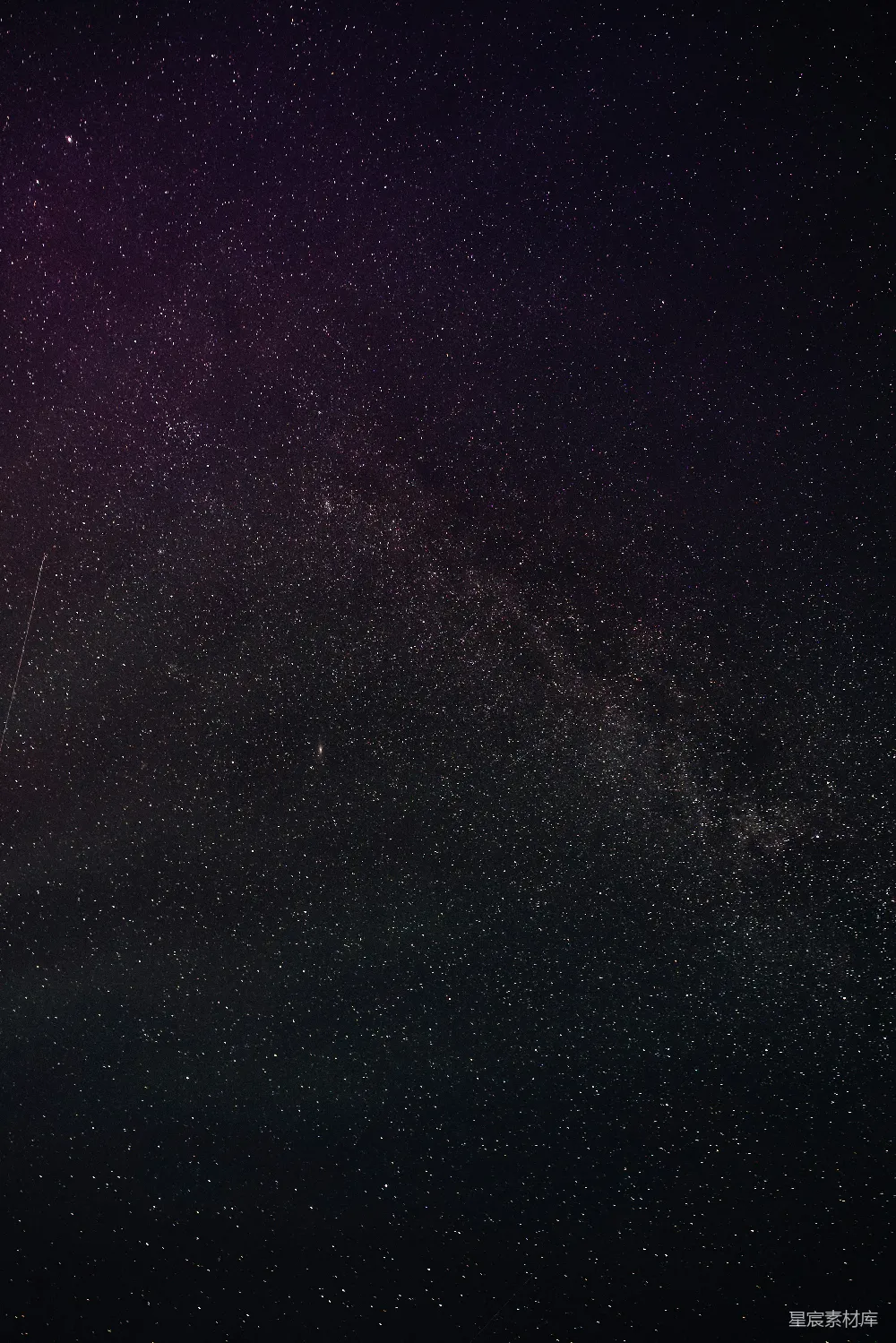 高清摄影  一片紫色和黑色的夜空，满天繁星。