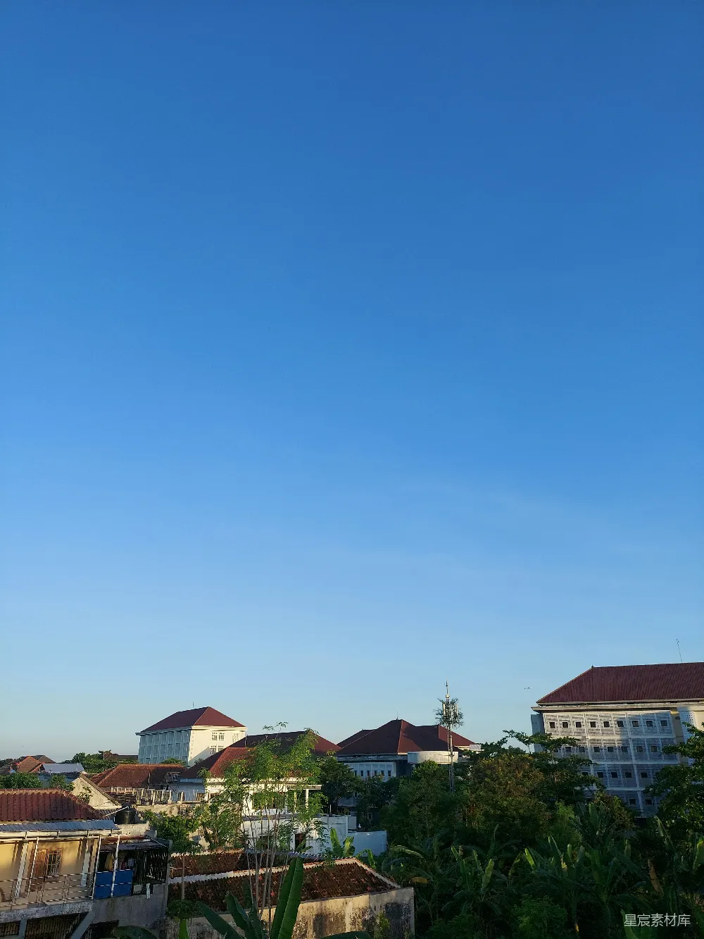 高清摄影  一片清澈的蓝天，背景中有一些建筑物。