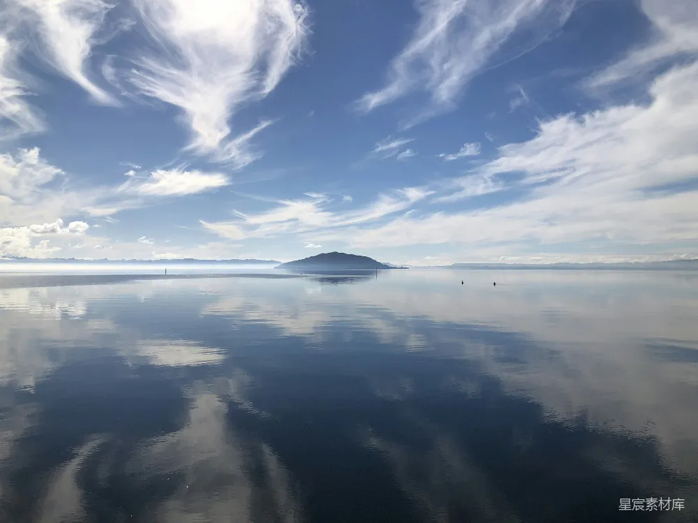 高清摄影  蔚蓝天空下，平静海面上漂浮着白云