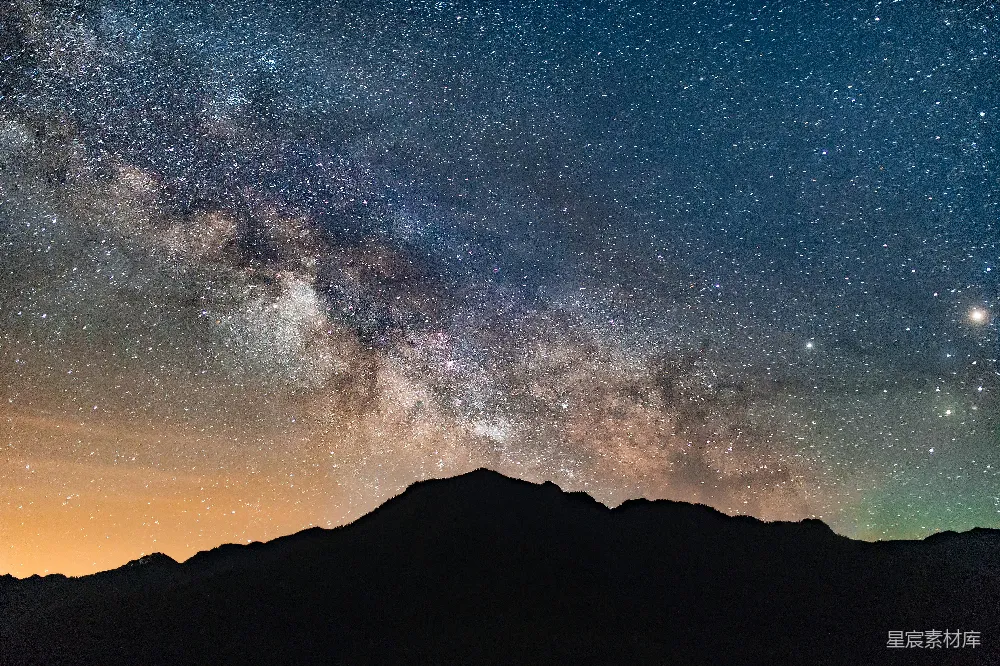 高清摄影  夜间拍摄的山脉剪影照片