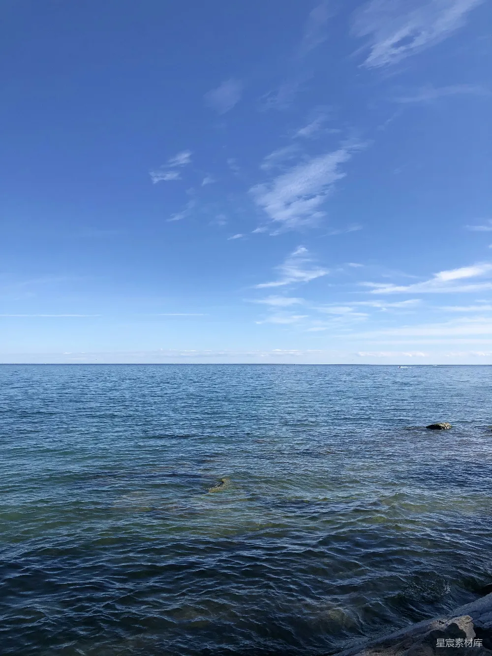 高清摄影  白天海面上方的蓝天