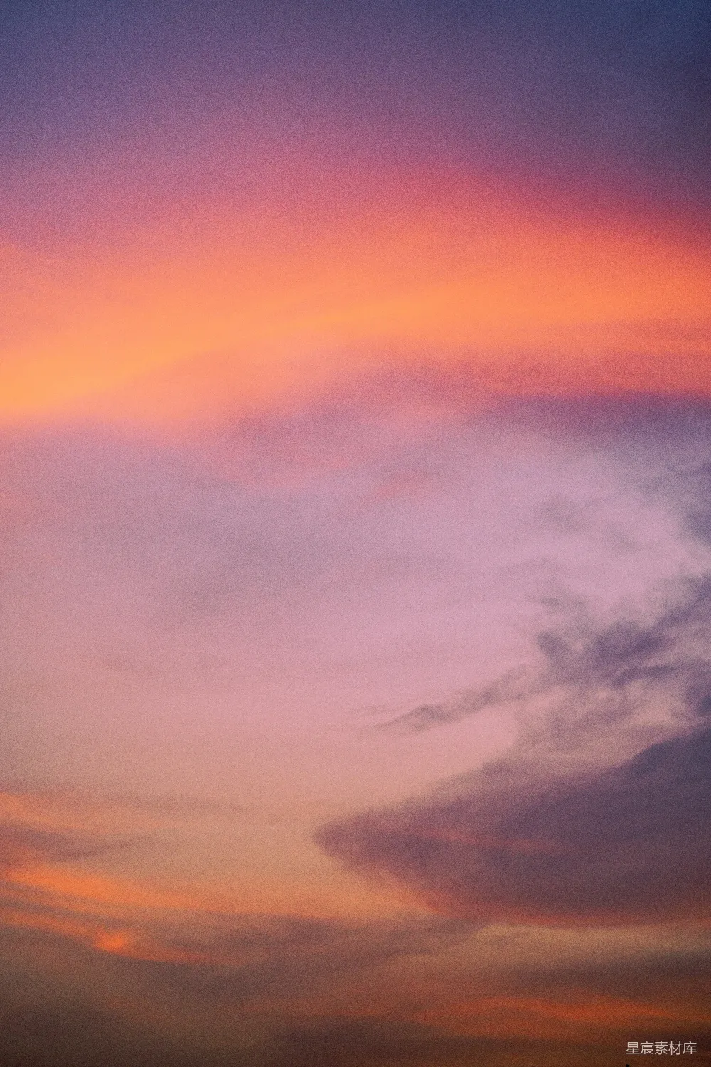 高清摄影  一架飞机在日落时分的天空中飞行