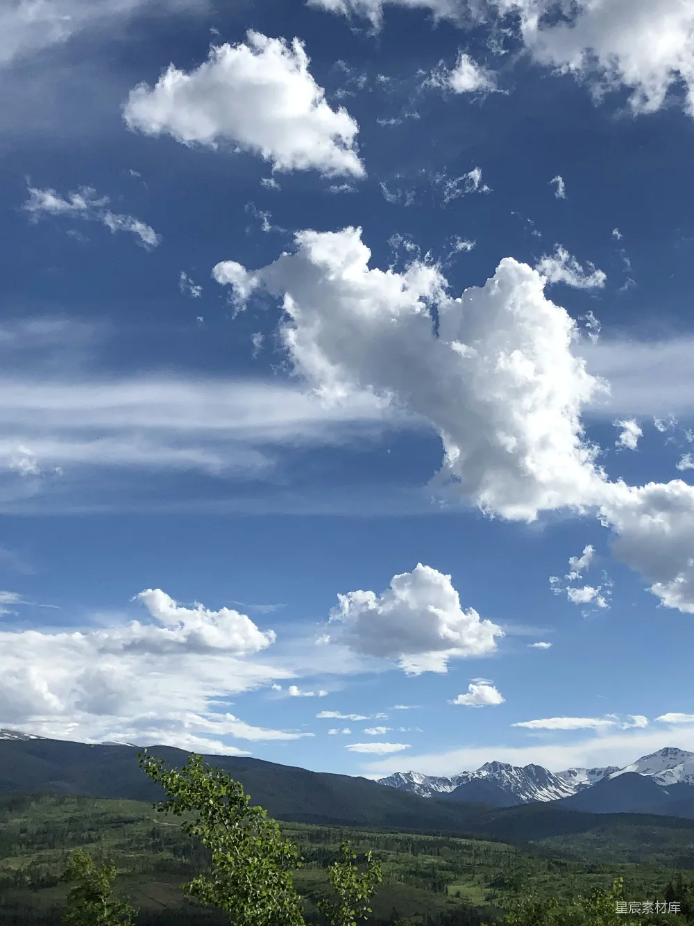 高清摄影  白天多云天空下的山
