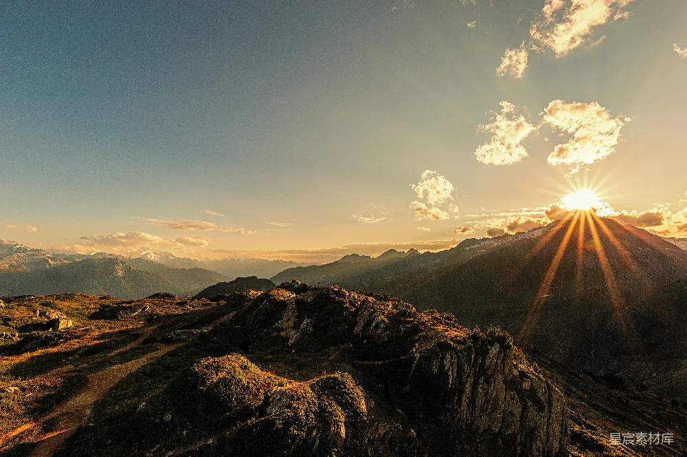 高清摄影  夕阳正落在这连绵的山脉之上。