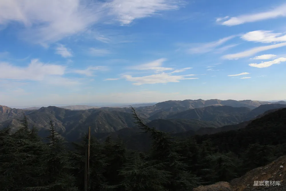 高清摄影 自然 旅行 一片有树木和山脉的风景