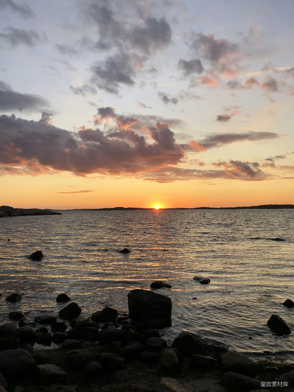 高清摄影 壁纸 夕阳正在水面上落下
