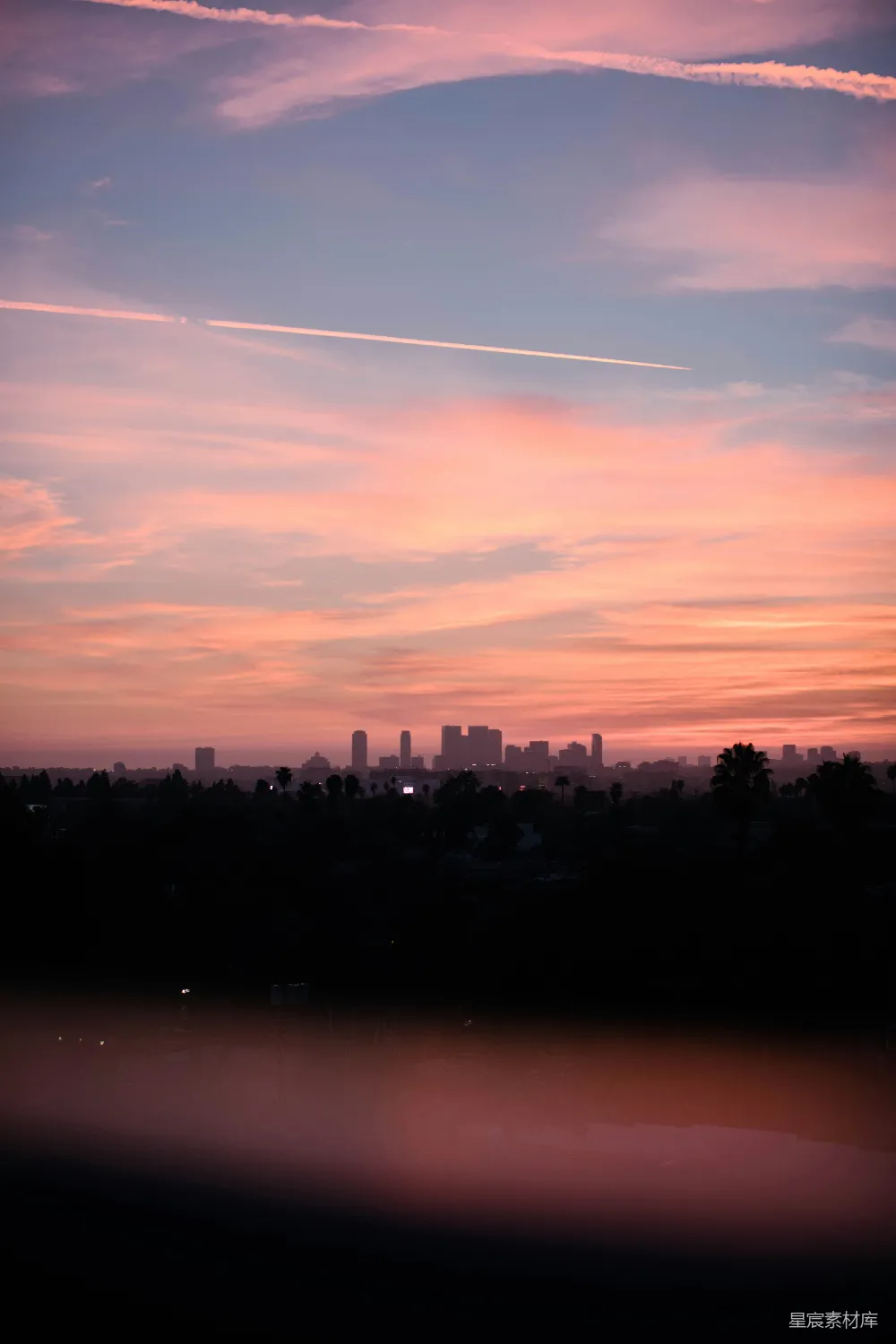 高清摄影  夕阳西下，城市上空的粉红色天空