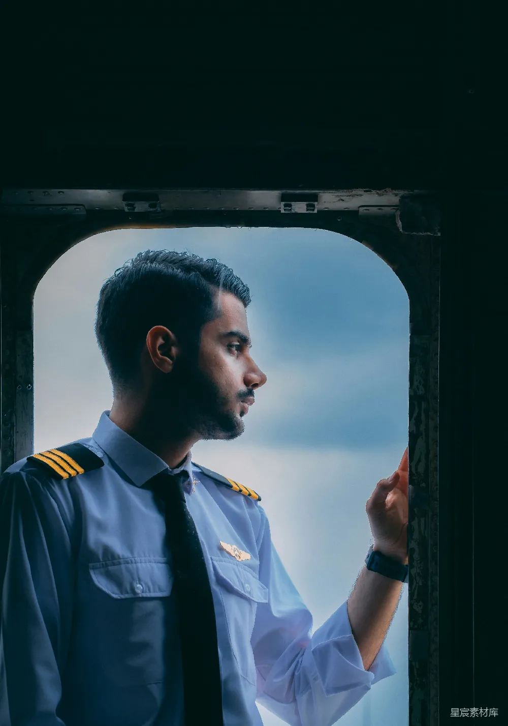 高清摄影 电影 人物 旅行 一个穿着制服的男人站在窗户前。