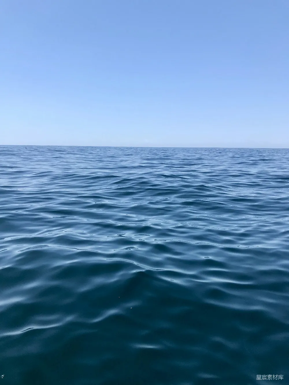 高清摄影  蓝天下的蓝色海水中，白天时分。