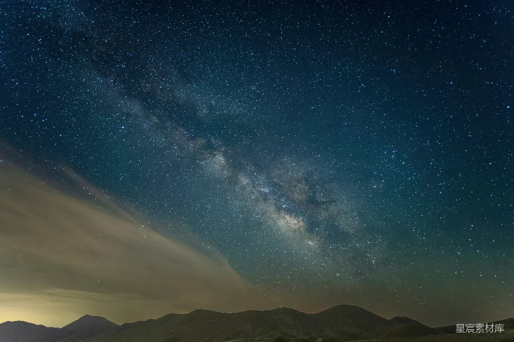 高清摄影 壁纸 旅行 实验性 自然 电影 在山脉上方的夜空中，星星闪烁。