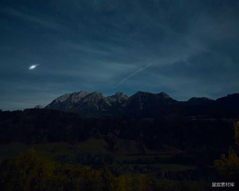 高清摄影 自然 壁纸 夜空中一轮明月和星星悬挂在山脉之上