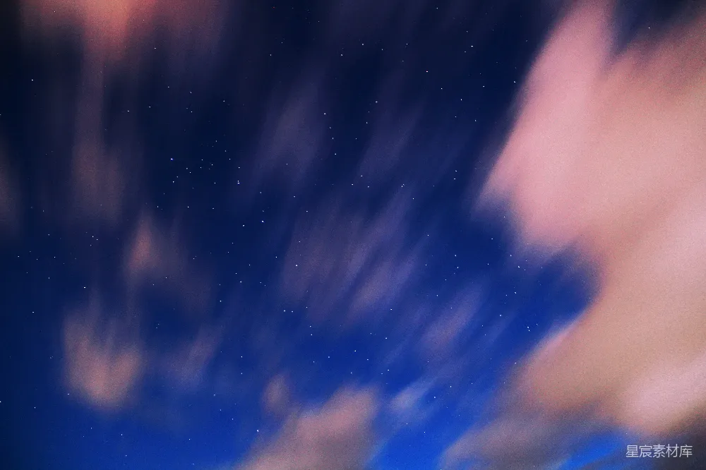 高清摄影 自然 旅行 夜空中满是星星和云彩。