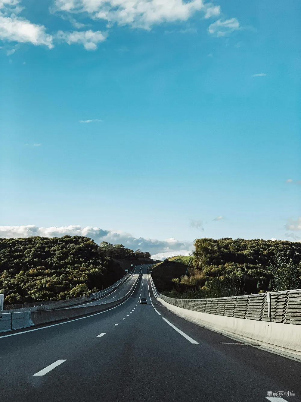 高清摄影  在蓝天下的灰色混凝土道路上，白天的景色。