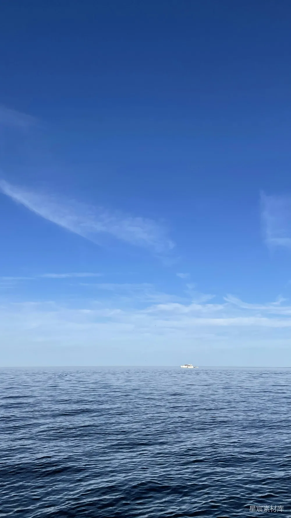 高清摄影  一艘船漂浮在一大片水域上。