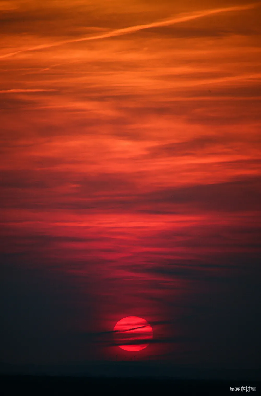 高清摄影 壁纸 自然 太阳正在地平线上缓缓落下。