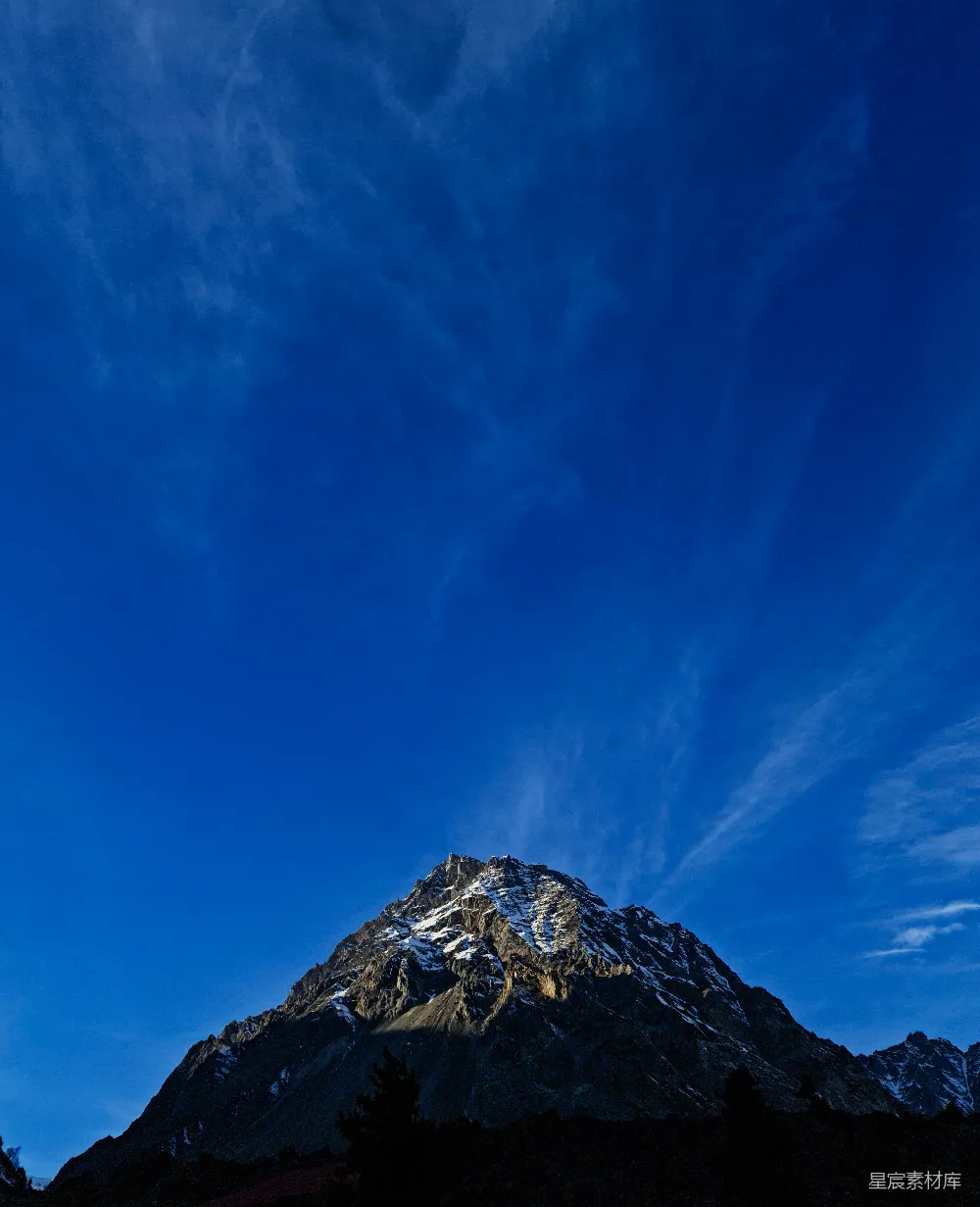 高清摄影 旅行 一座蓝天下被雪覆盖的山