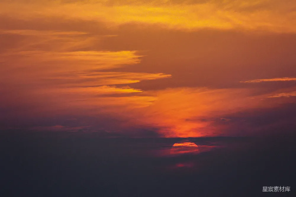 高清摄影  一架飞机在夕阳下飞行