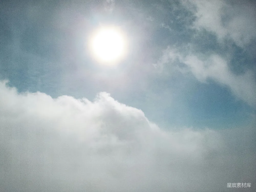 高清摄影  太阳透过云层照耀在天空中