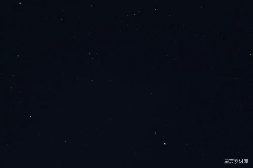 高清摄影  一个夜晚的天空中，星星闪烁，远处有一架飞机。
