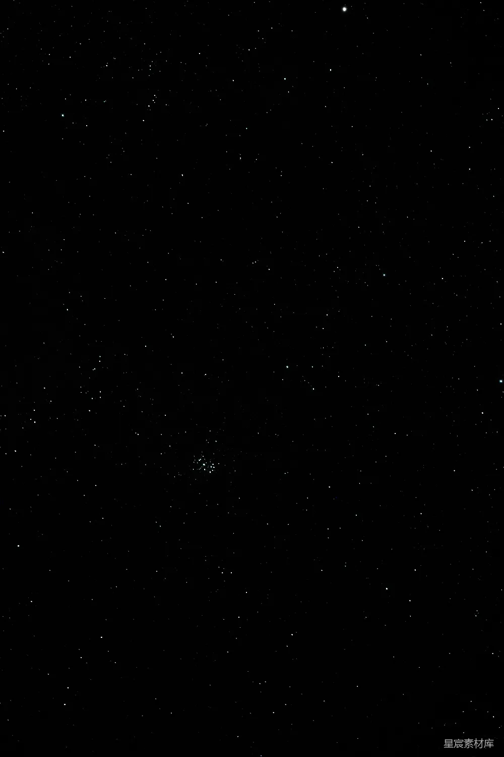 高清摄影  黑色背景上有一颗星星和一架飞机在空中。