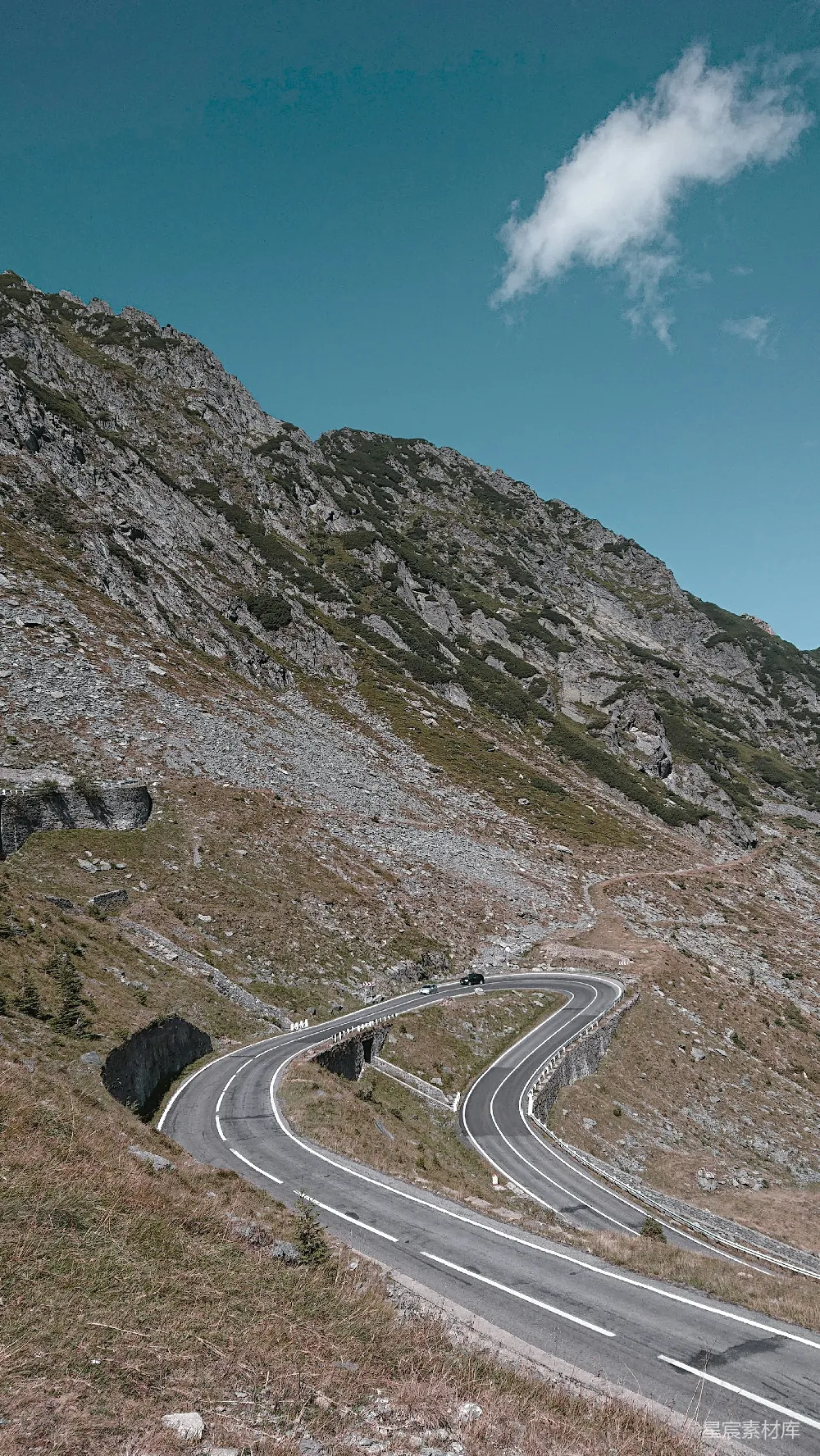 高清摄影  一条穿过山脉的道路