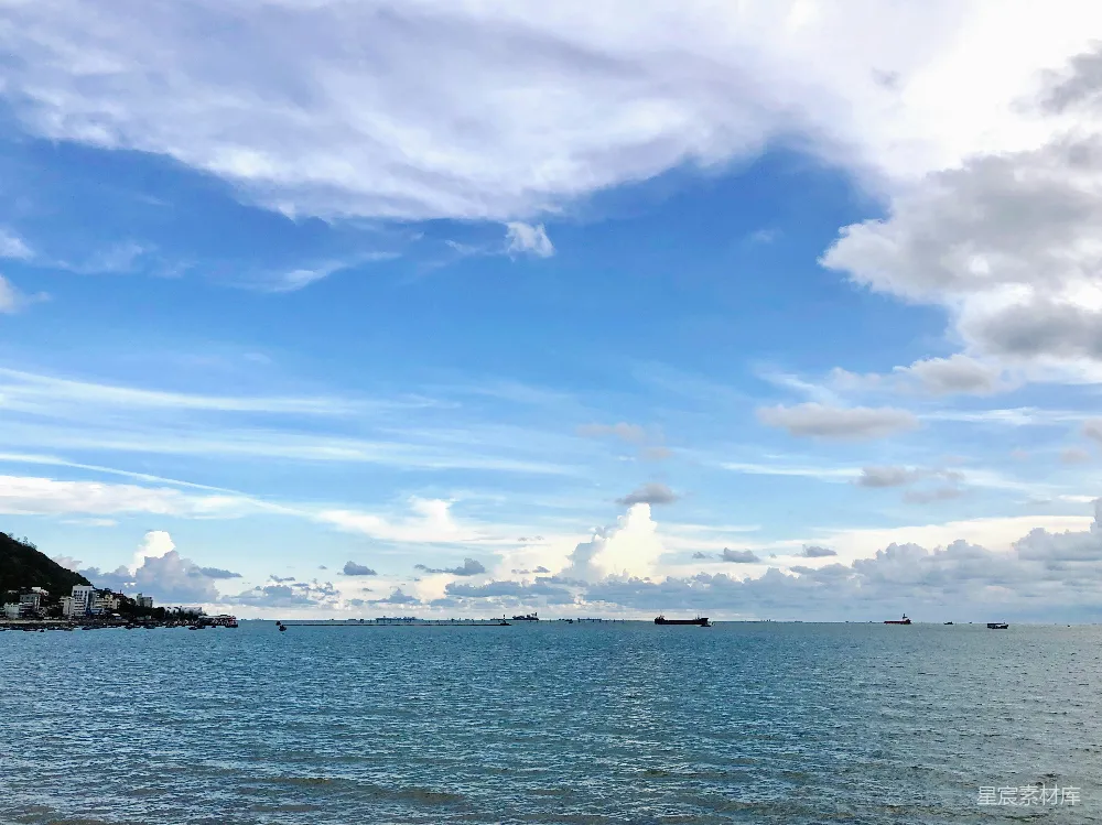 高清摄影  蓝天白云下的水面