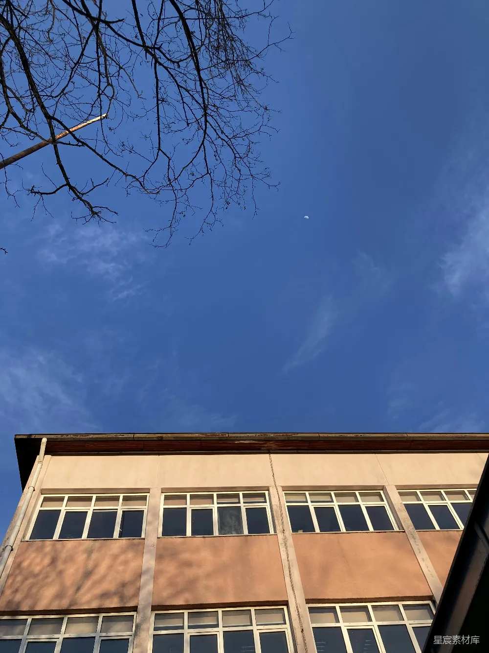 高清摄影  一座高大的建筑，有许多窗户，天空湛蓝。