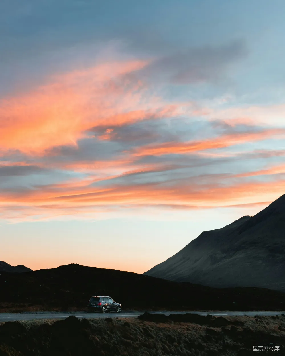 高清摄影  白黑相间的房子在山边的夕阳下