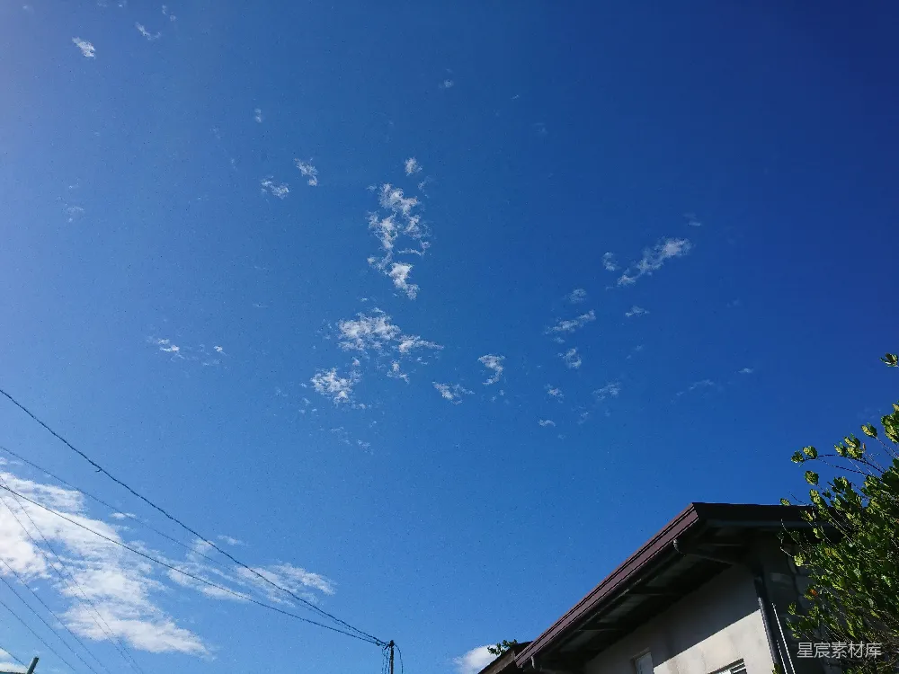 高清摄影  一片清澈的蓝天，背景中有一些云。