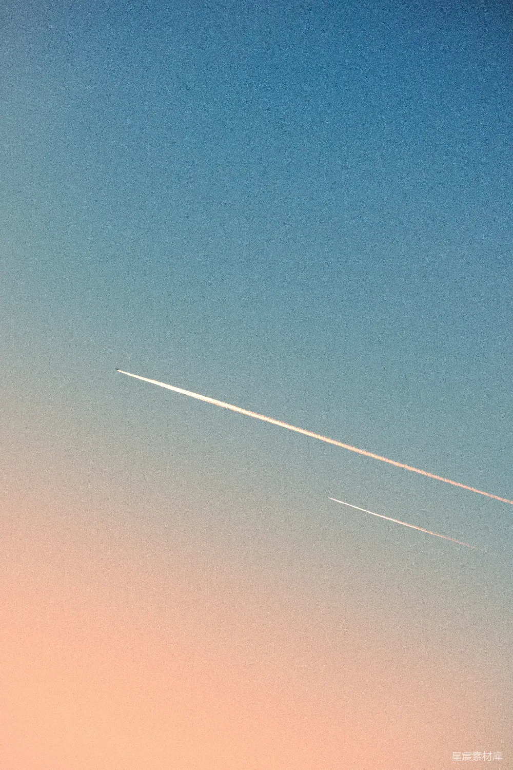 高清摄影 自然 壁纸 旅行 一架飞机在天空中飞行，留下了一条尾迹。