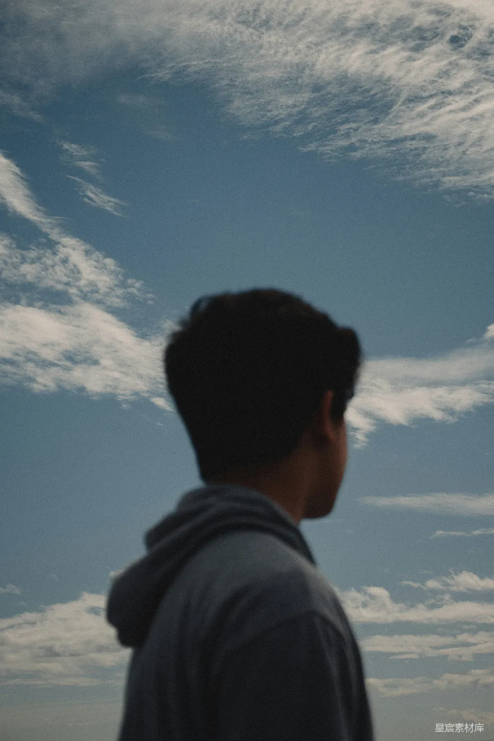 高清摄影 人物 实验性 穿着灰色连帽衫的男人在白天的蓝天背景下