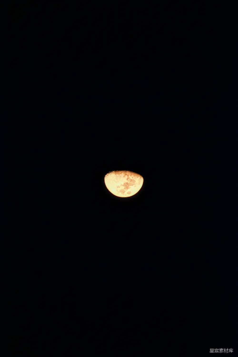 高清摄影 自然 一轮明月在漆黑的夜空中浮现