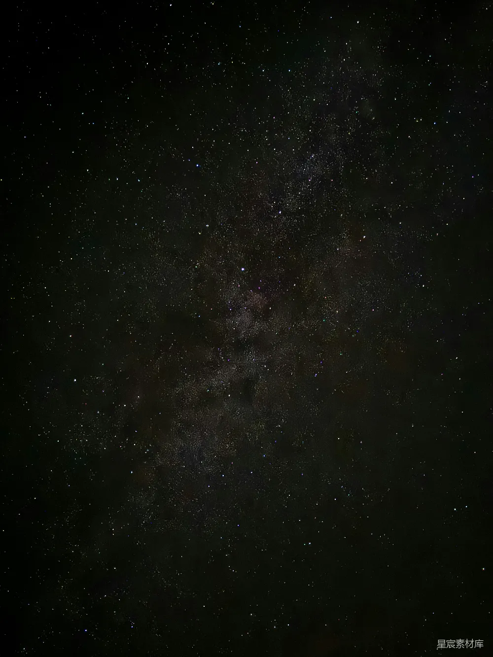 高清摄影  银河在夜空中闪烁。