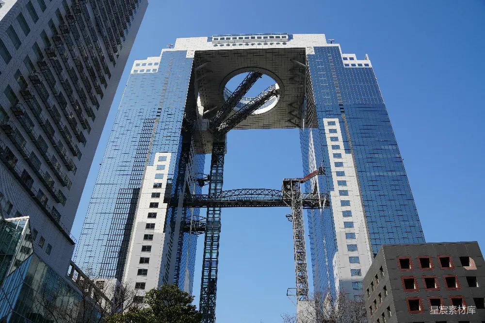 高清摄影  一座高大的钟楼高耸于城市之上