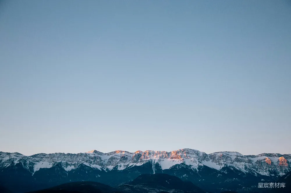 高清摄影  灰蒙蒙的天空下的积雪覆盖的山峰
