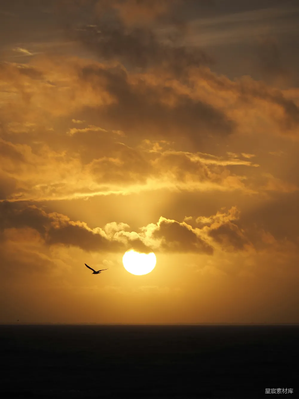 高清摄影 自然 夕阳西下，云层被染红