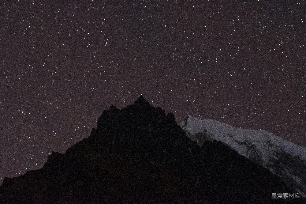高清摄影  夜晚被雪覆盖的山峰