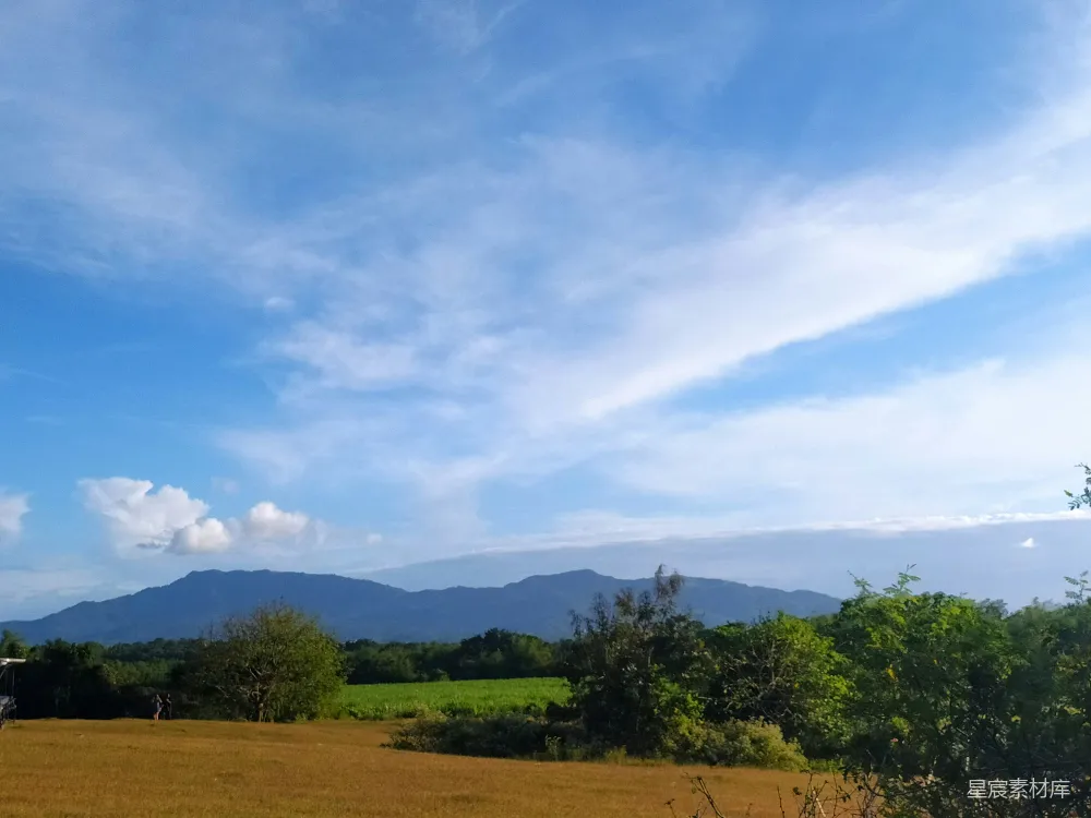 高清摄影  一片草地，远处有山。