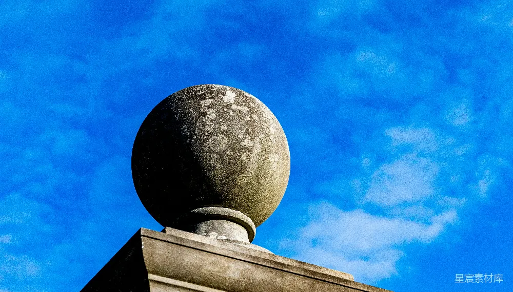 高清摄影  建筑物顶部，背景是蓝天。
