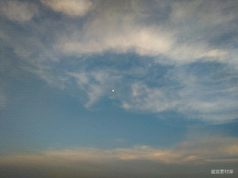 高清摄影  天空中布满了云彩，半轮明月高悬。