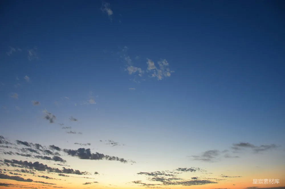高清摄影  绚丽的蓝天在夕阳下飘着薄薄的云朵。