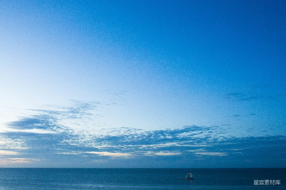 高清摄影  晴朗的日子里，海洋上有一艘帆船。