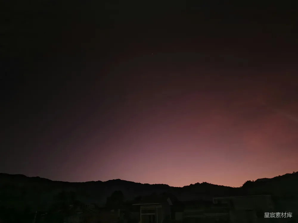 高清摄影  天色昏暗，夕阳落下时呈现出粉红色。
