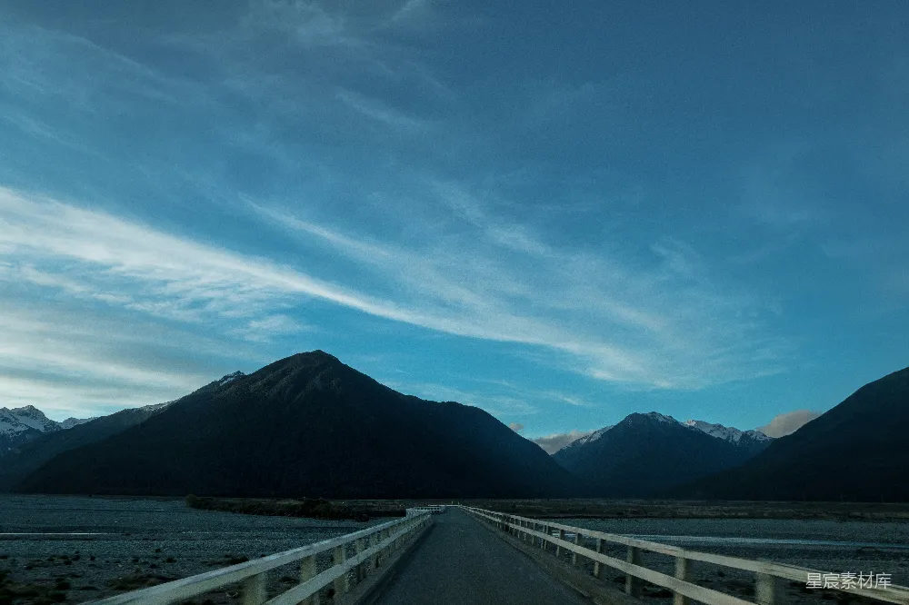 高清摄影 自然 一条道路的景象，背景是山脉。