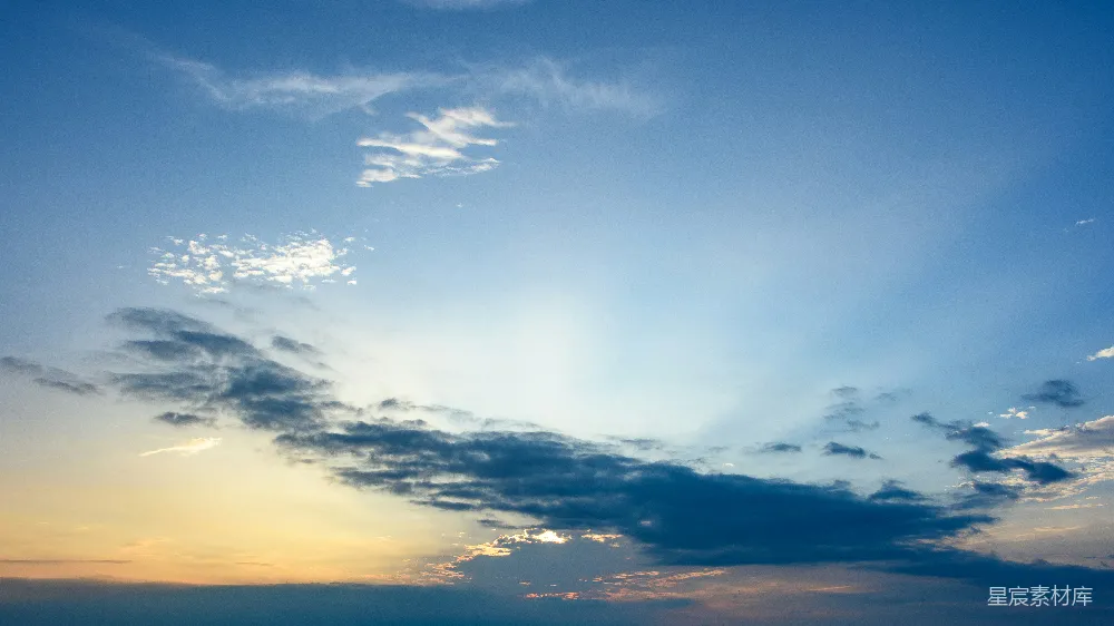 高清摄影  太阳透过云层照耀在空中。