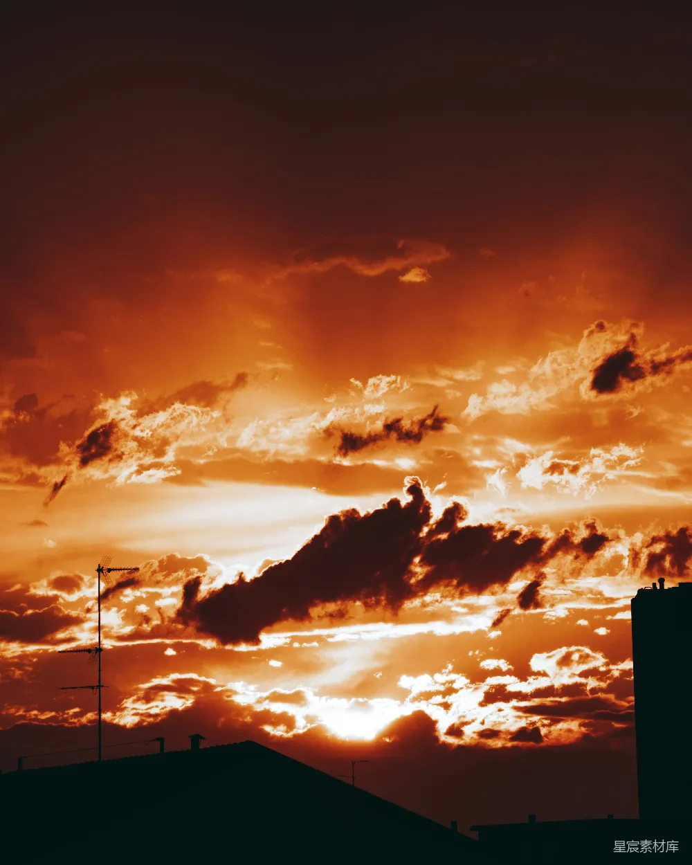 高清摄影  夕阳正照在一些建筑物上。